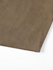 製品画像
「スプレー加工 長袖シャツの正面全体図。20世紀中期のワークウェアやミリタリースタイルから着想を得たデザインで、クラシックなスプレー加工と高密度コットンツイル素材が特徴。ヴィンテージ感と耐久性を兼ね備えたスタイリッシュな一着。」
詳細画像
「スプレー加工 長袖シャツの手作業によるスプレー加工模様とライトなバイオウォッシュ加工のクローズアップ。長年着込んだようなヴィンテージライクな質感を演出する、奥行きのあるテクスチャーと自然な風合いが特徴。」