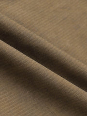 製品画像
「スプレー加工 長袖シャツの正面全体図。20世紀中期のワークウェアやミリタリースタイルから着想を得たデザインで、クラシックなスプレー加工と高密度コットンツイル素材が特徴。ヴィンテージ感と耐久性を兼ね備えたスタイリッシュな一着。」
詳細画像
「スプレー加工 長袖シャツの手作業によるスプレー加工模様とライトなバイオウォッシュ加工のクローズアップ。長年着込んだようなヴィンテージライクな質感を演出する、奥行きのあるテクスチャーと自然な風合いが特徴。」