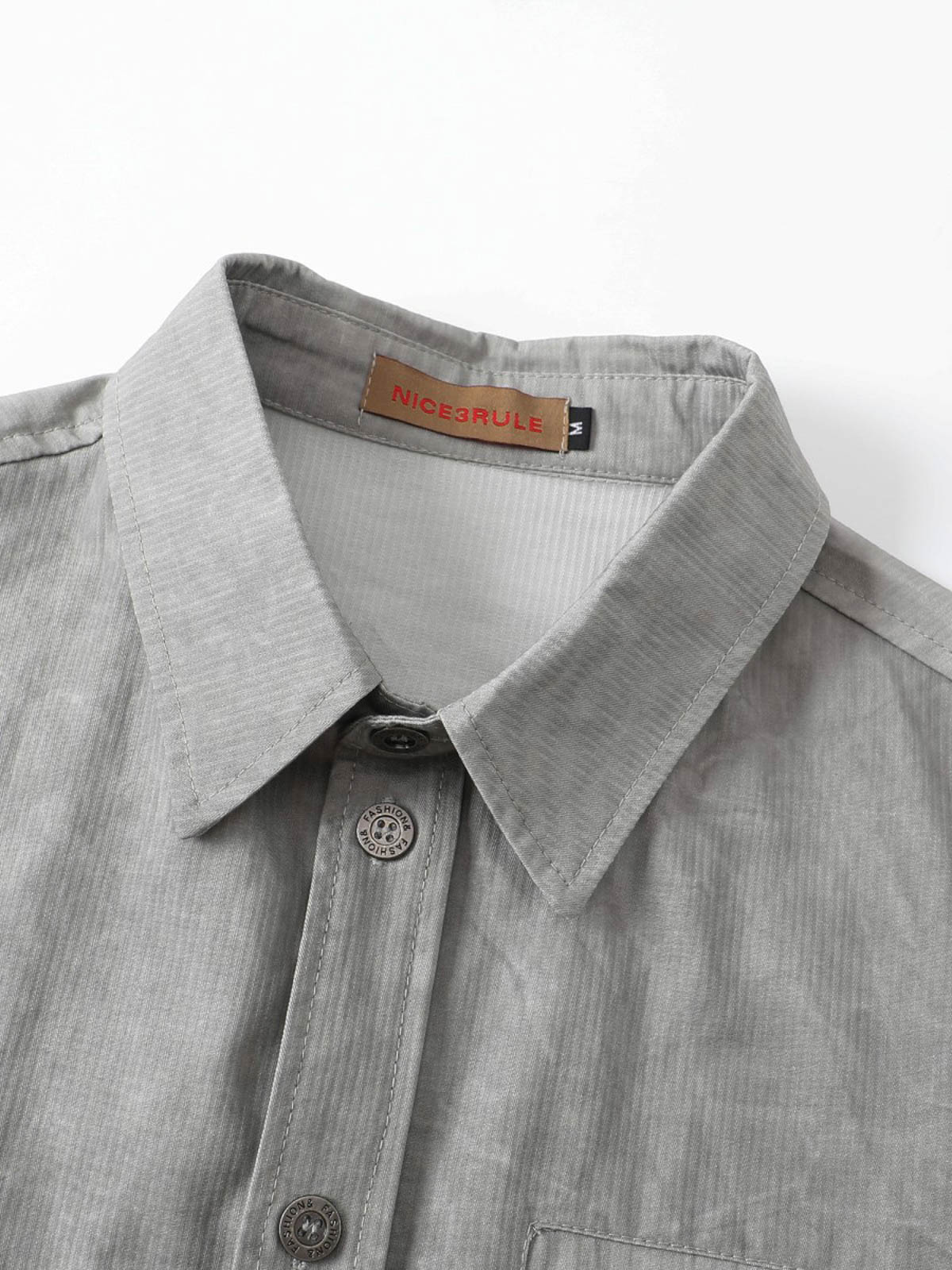 製品画像
「スプレー加工 長袖シャツの正面全体図。20世紀中期のワークウェアやミリタリースタイルから着想を得たデザインで、クラシックなスプレー加工と高密度コットンツイル素材が特徴。ヴィンテージ感と耐久性を兼ね備えたスタイリッシュな一着。」
詳細画像
「スプレー加工 長袖シャツの手作業によるスプレー加工模様とライトなバイオウォッシュ加工のクローズアップ。長年着込んだようなヴィンテージライクな質感を演出する、奥行きのあるテクスチャーと自然な風合いが特徴。」