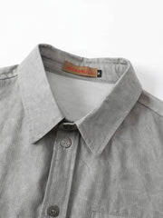 製品画像
「スプレー加工 長袖シャツの正面全体図。20世紀中期のワークウェアやミリタリースタイルから着想を得たデザインで、クラシックなスプレー加工と高密度コットンツイル素材が特徴。ヴィンテージ感と耐久性を兼ね備えたスタイリッシュな一着。」
詳細画像
「スプレー加工 長袖シャツの手作業によるスプレー加工模様とライトなバイオウォッシュ加工のクローズアップ。長年着込んだようなヴィンテージライクな質感を演出する、奥行きのあるテクスチャーと自然な風合いが特徴。」