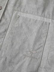 製品画像
「スプレー加工 長袖シャツの正面全体図。20世紀中期のワークウェアやミリタリースタイルから着想を得たデザインで、クラシックなスプレー加工と高密度コットンツイル素材が特徴。ヴィンテージ感と耐久性を兼ね備えたスタイリッシュな一着。」
詳細画像
「スプレー加工 長袖シャツの手作業によるスプレー加工模様とライトなバイオウォッシュ加工のクローズアップ。長年着込んだようなヴィンテージライクな質感を演出する、奥行きのあるテクスチャーと自然な風合いが特徴。」