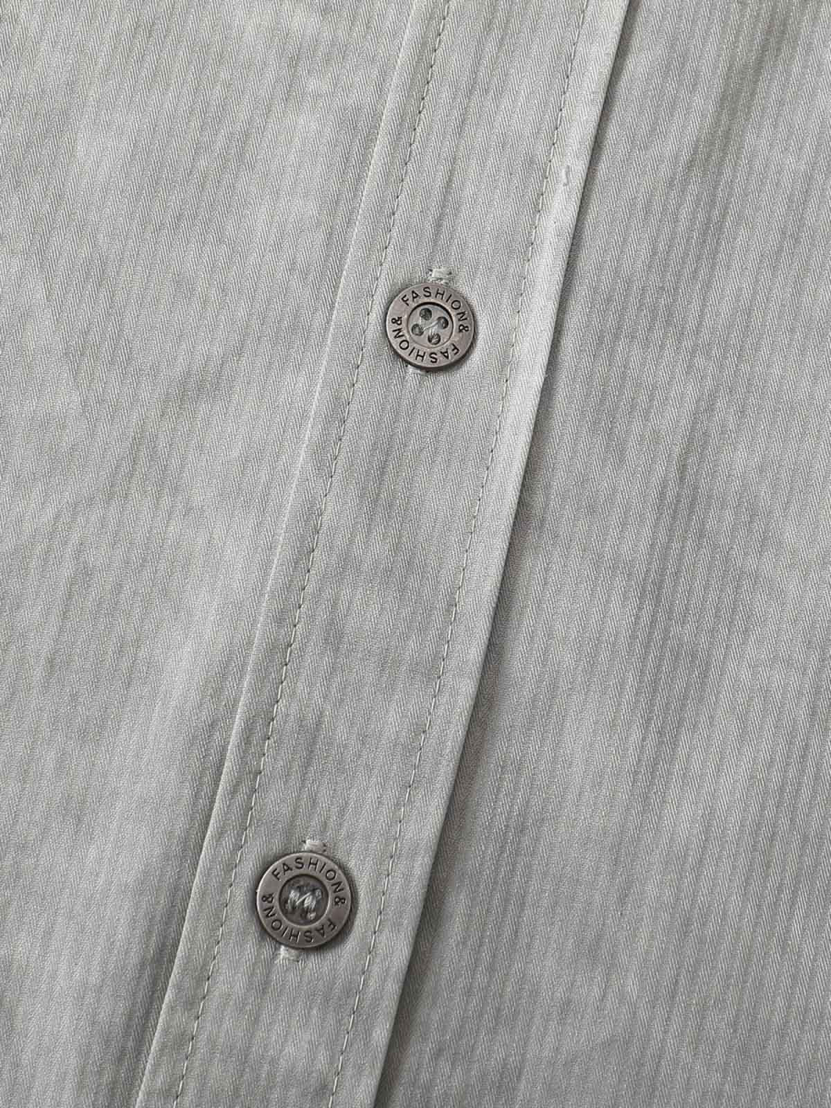 製品画像
「スプレー加工 長袖シャツの正面全体図。20世紀中期のワークウェアやミリタリースタイルから着想を得たデザインで、クラシックなスプレー加工と高密度コットンツイル素材が特徴。ヴィンテージ感と耐久性を兼ね備えたスタイリッシュな一着。」
詳細画像
「スプレー加工 長袖シャツの手作業によるスプレー加工模様とライトなバイオウォッシュ加工のクローズアップ。長年着込んだようなヴィンテージライクな質感を演出する、奥行きのあるテクスチャーと自然な風合いが特徴。」