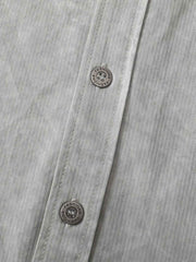 製品画像
「スプレー加工 長袖シャツの正面全体図。20世紀中期のワークウェアやミリタリースタイルから着想を得たデザインで、クラシックなスプレー加工と高密度コットンツイル素材が特徴。ヴィンテージ感と耐久性を兼ね備えたスタイリッシュな一着。」
詳細画像
「スプレー加工 長袖シャツの手作業によるスプレー加工模様とライトなバイオウォッシュ加工のクローズアップ。長年着込んだようなヴィンテージライクな質感を演出する、奥行きのあるテクスチャーと自然な風合いが特徴。」