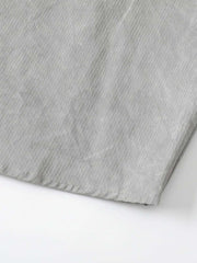 製品画像
「スプレー加工 長袖シャツの正面全体図。20世紀中期のワークウェアやミリタリースタイルから着想を得たデザインで、クラシックなスプレー加工と高密度コットンツイル素材が特徴。ヴィンテージ感と耐久性を兼ね備えたスタイリッシュな一着。」
詳細画像
「スプレー加工 長袖シャツの手作業によるスプレー加工模様とライトなバイオウォッシュ加工のクローズアップ。長年着込んだようなヴィンテージライクな質感を演出する、奥行きのあるテクスチャーと自然な風合いが特徴。」