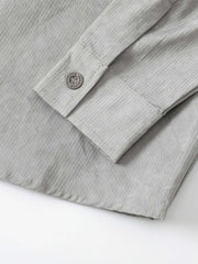 製品画像
「スプレー加工 長袖シャツの正面全体図。20世紀中期のワークウェアやミリタリースタイルから着想を得たデザインで、クラシックなスプレー加工と高密度コットンツイル素材が特徴。ヴィンテージ感と耐久性を兼ね備えたスタイリッシュな一着。」
詳細画像
「スプレー加工 長袖シャツの手作業によるスプレー加工模様とライトなバイオウォッシュ加工のクローズアップ。長年着込んだようなヴィンテージライクな質感を演出する、奥行きのあるテクスチャーと自然な風合いが特徴。」