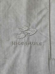 製品画像
「スプレー加工 長袖シャツの正面全体図。20世紀中期のワークウェアやミリタリースタイルから着想を得たデザインで、クラシックなスプレー加工と高密度コットンツイル素材が特徴。ヴィンテージ感と耐久性を兼ね備えたスタイリッシュな一着。」
詳細画像
「スプレー加工 長袖シャツの手作業によるスプレー加工模様とライトなバイオウォッシュ加工のクローズアップ。長年着込んだようなヴィンテージライクな質感を演出する、奥行きのあるテクスチャーと自然な風合いが特徴。」