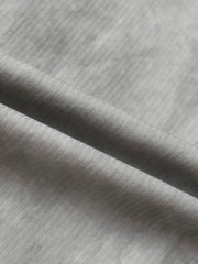 製品画像
「スプレー加工 長袖シャツの正面全体図。20世紀中期のワークウェアやミリタリースタイルから着想を得たデザインで、クラシックなスプレー加工と高密度コットンツイル素材が特徴。ヴィンテージ感と耐久性を兼ね備えたスタイリッシュな一着。」
詳細画像
「スプレー加工 長袖シャツの手作業によるスプレー加工模様とライトなバイオウォッシュ加工のクローズアップ。長年着込んだようなヴィンテージライクな質感を演出する、奥行きのあるテクスチャーと自然な風合いが特徴。」