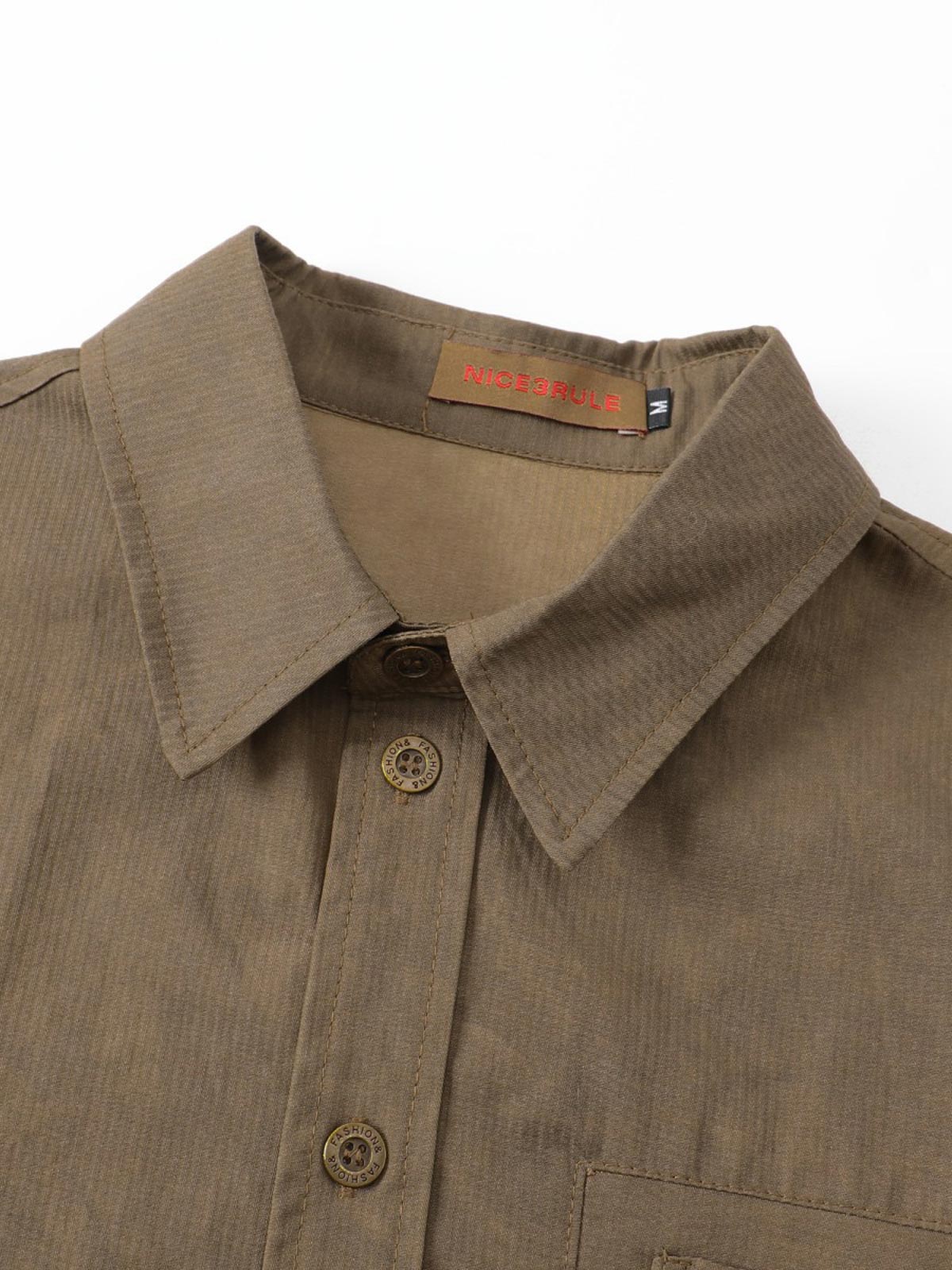 製品画像
「スプレー加工 長袖シャツの正面全体図。20世紀中期のワークウェアやミリタリースタイルから着想を得たデザインで、クラシックなスプレー加工と高密度コットンツイル素材が特徴。ヴィンテージ感と耐久性を兼ね備えたスタイリッシュな一着。」
詳細画像
「スプレー加工 長袖シャツの手作業によるスプレー加工模様とライトなバイオウォッシュ加工のクローズアップ。長年着込んだようなヴィンテージライクな質感を演出する、奥行きのあるテクスチャーと自然な風合いが特徴。」