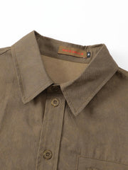 製品画像
「スプレー加工 長袖シャツの正面全体図。20世紀中期のワークウェアやミリタリースタイルから着想を得たデザインで、クラシックなスプレー加工と高密度コットンツイル素材が特徴。ヴィンテージ感と耐久性を兼ね備えたスタイリッシュな一着。」
詳細画像
「スプレー加工 長袖シャツの手作業によるスプレー加工模様とライトなバイオウォッシュ加工のクローズアップ。長年着込んだようなヴィンテージライクな質感を演出する、奥行きのあるテクスチャーと自然な風合いが特徴。」