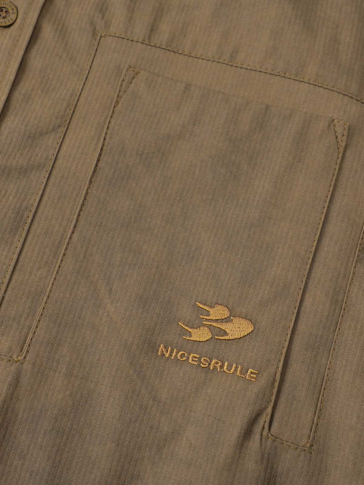 製品画像
「スプレー加工 長袖シャツの正面全体図。20世紀中期のワークウェアやミリタリースタイルから着想を得たデザインで、クラシックなスプレー加工と高密度コットンツイル素材が特徴。ヴィンテージ感と耐久性を兼ね備えたスタイリッシュな一着。」
詳細画像
「スプレー加工 長袖シャツの手作業によるスプレー加工模様とライトなバイオウォッシュ加工のクローズアップ。長年着込んだようなヴィンテージライクな質感を演出する、奥行きのあるテクスチャーと自然な風合いが特徴。」