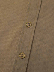 製品画像
「スプレー加工 長袖シャツの正面全体図。20世紀中期のワークウェアやミリタリースタイルから着想を得たデザインで、クラシックなスプレー加工と高密度コットンツイル素材が特徴。ヴィンテージ感と耐久性を兼ね備えたスタイリッシュな一着。」
詳細画像
「スプレー加工 長袖シャツの手作業によるスプレー加工模様とライトなバイオウォッシュ加工のクローズアップ。長年着込んだようなヴィンテージライクな質感を演出する、奥行きのあるテクスチャーと自然な風合いが特徴。」