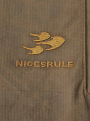 製品画像
「スプレー加工 長袖シャツの正面全体図。20世紀中期のワークウェアやミリタリースタイルから着想を得たデザインで、クラシックなスプレー加工と高密度コットンツイル素材が特徴。ヴィンテージ感と耐久性を兼ね備えたスタイリッシュな一着。」
詳細画像
「スプレー加工 長袖シャツの手作業によるスプレー加工模様とライトなバイオウォッシュ加工のクローズアップ。長年着込んだようなヴィンテージライクな質感を演出する、奥行きのあるテクスチャーと自然な風合いが特徴。」