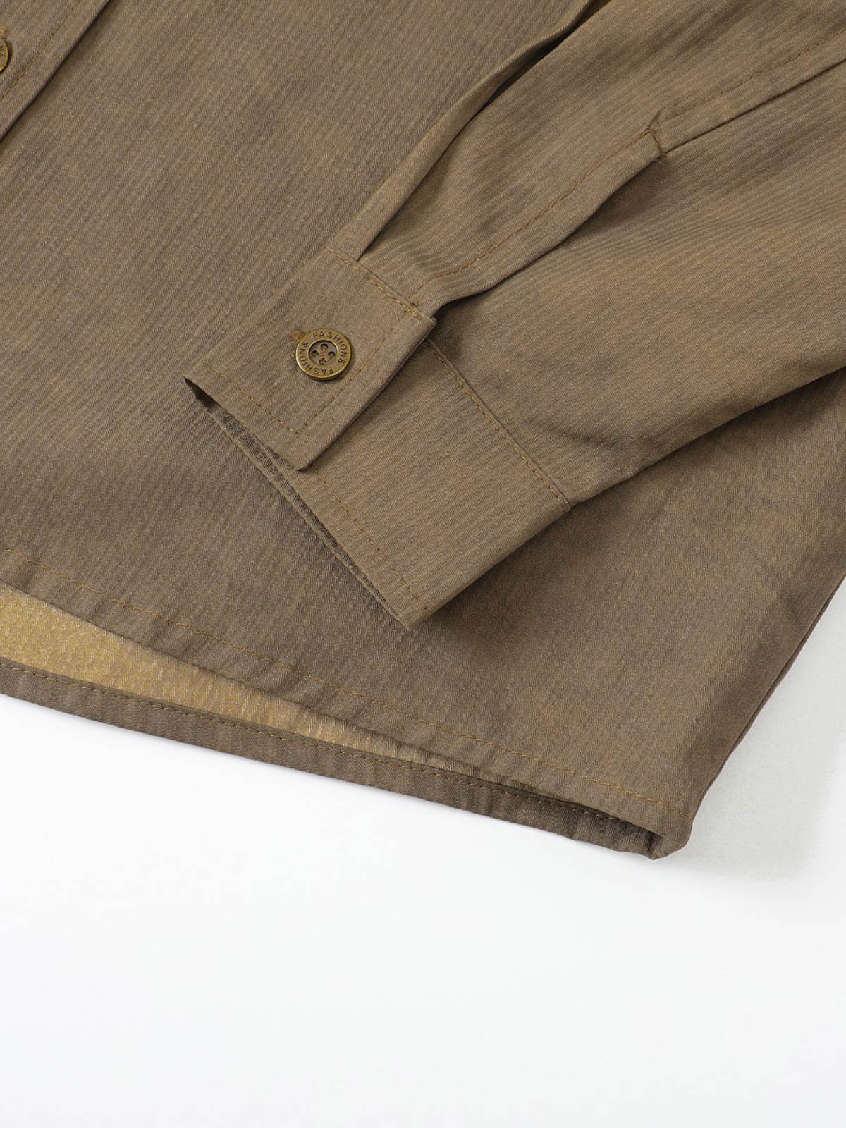 製品画像
「スプレー加工 長袖シャツの正面全体図。20世紀中期のワークウェアやミリタリースタイルから着想を得たデザインで、クラシックなスプレー加工と高密度コットンツイル素材が特徴。ヴィンテージ感と耐久性を兼ね備えたスタイリッシュな一着。」
詳細画像
「スプレー加工 長袖シャツの手作業によるスプレー加工模様とライトなバイオウォッシュ加工のクローズアップ。長年着込んだようなヴィンテージライクな質感を演出する、奥行きのあるテクスチャーと自然な風合いが特徴。」