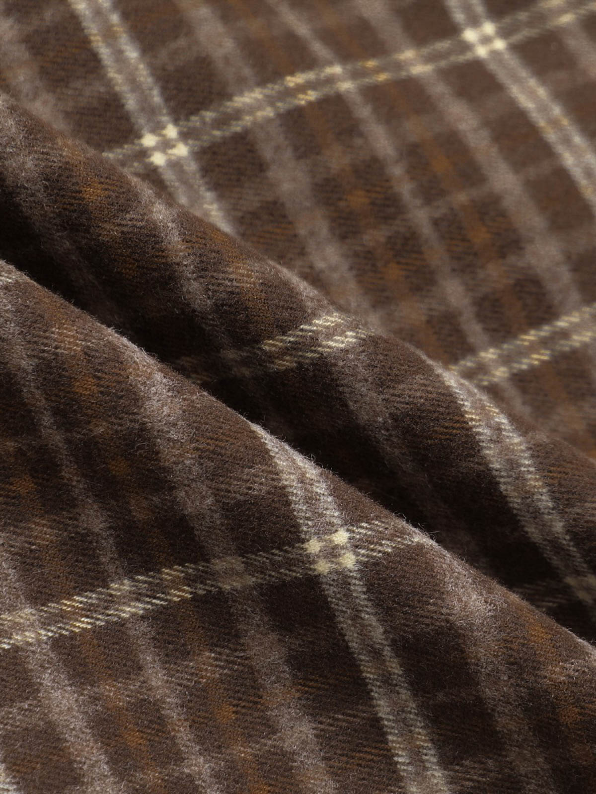 製品画像
「レトロなアメカジスタイルのチェック柄長袖シャツ全体の展示図。クラシックなチェック柄デザインとリラックス感のある着心地を提供するアイテム。アースカラーを取り入れたカラーリングが多様なボトムスとの相性抜群で、日常的なカジュアルスタイルに最適。」
詳細画像
「胸元のパッチポケットとチェック柄のディテール特写。ウォッシュ加工により、自然なヴィンテージ感を表現したデザインが特徴的。しっかりとした中厚生地が、着心地と耐久性を両立させています。」