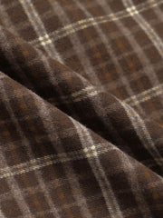 製品画像
「レトロなアメカジスタイルのチェック柄長袖シャツ全体の展示図。クラシックなチェック柄デザインとリラックス感のある着心地を提供するアイテム。アースカラーを取り入れたカラーリングが多様なボトムスとの相性抜群で、日常的なカジュアルスタイルに最適。」
詳細画像
「胸元のパッチポケットとチェック柄のディテール特写。ウォッシュ加工により、自然なヴィンテージ感を表現したデザインが特徴的。しっかりとした中厚生地が、着心地と耐久性を両立させています。」