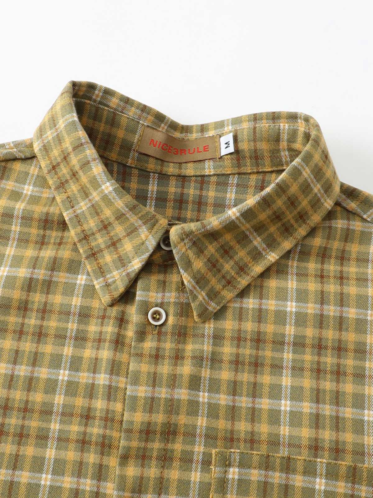 製品画像
「レトロなアメカジスタイルのチェック柄長袖シャツ全体の展示図。クラシックなチェック柄デザインとリラックス感のある着心地を提供するアイテム。アースカラーを取り入れたカラーリングが多様なボトムスとの相性抜群で、日常的なカジュアルスタイルに最適。」
詳細画像
「胸元のパッチポケットとチェック柄のディテール特写。ウォッシュ加工により、自然なヴィンテージ感を表現したデザインが特徴的。しっかりとした中厚生地が、着心地と耐久性を両立させています。」