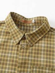 製品画像
「レトロなアメカジスタイルのチェック柄長袖シャツ全体の展示図。クラシックなチェック柄デザインとリラックス感のある着心地を提供するアイテム。アースカラーを取り入れたカラーリングが多様なボトムスとの相性抜群で、日常的なカジュアルスタイルに最適。」
詳細画像
「胸元のパッチポケットとチェック柄のディテール特写。ウォッシュ加工により、自然なヴィンテージ感を表現したデザインが特徴的。しっかりとした中厚生地が、着心地と耐久性を両立させています。」