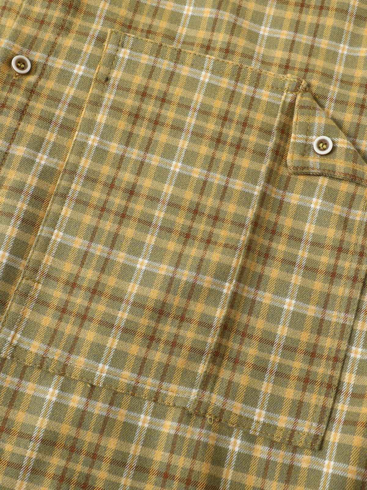 製品画像
「レトロなアメカジスタイルのチェック柄長袖シャツ全体の展示図。クラシックなチェック柄デザインとリラックス感のある着心地を提供するアイテム。アースカラーを取り入れたカラーリングが多様なボトムスとの相性抜群で、日常的なカジュアルスタイルに最適。」
詳細画像
「胸元のパッチポケットとチェック柄のディテール特写。ウォッシュ加工により、自然なヴィンテージ感を表現したデザインが特徴的。しっかりとした中厚生地が、着心地と耐久性を両立させています。」