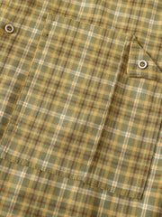 製品画像
「レトロなアメカジスタイルのチェック柄長袖シャツ全体の展示図。クラシックなチェック柄デザインとリラックス感のある着心地を提供するアイテム。アースカラーを取り入れたカラーリングが多様なボトムスとの相性抜群で、日常的なカジュアルスタイルに最適。」
詳細画像
「胸元のパッチポケットとチェック柄のディテール特写。ウォッシュ加工により、自然なヴィンテージ感を表現したデザインが特徴的。しっかりとした中厚生地が、着心地と耐久性を両立させています。」