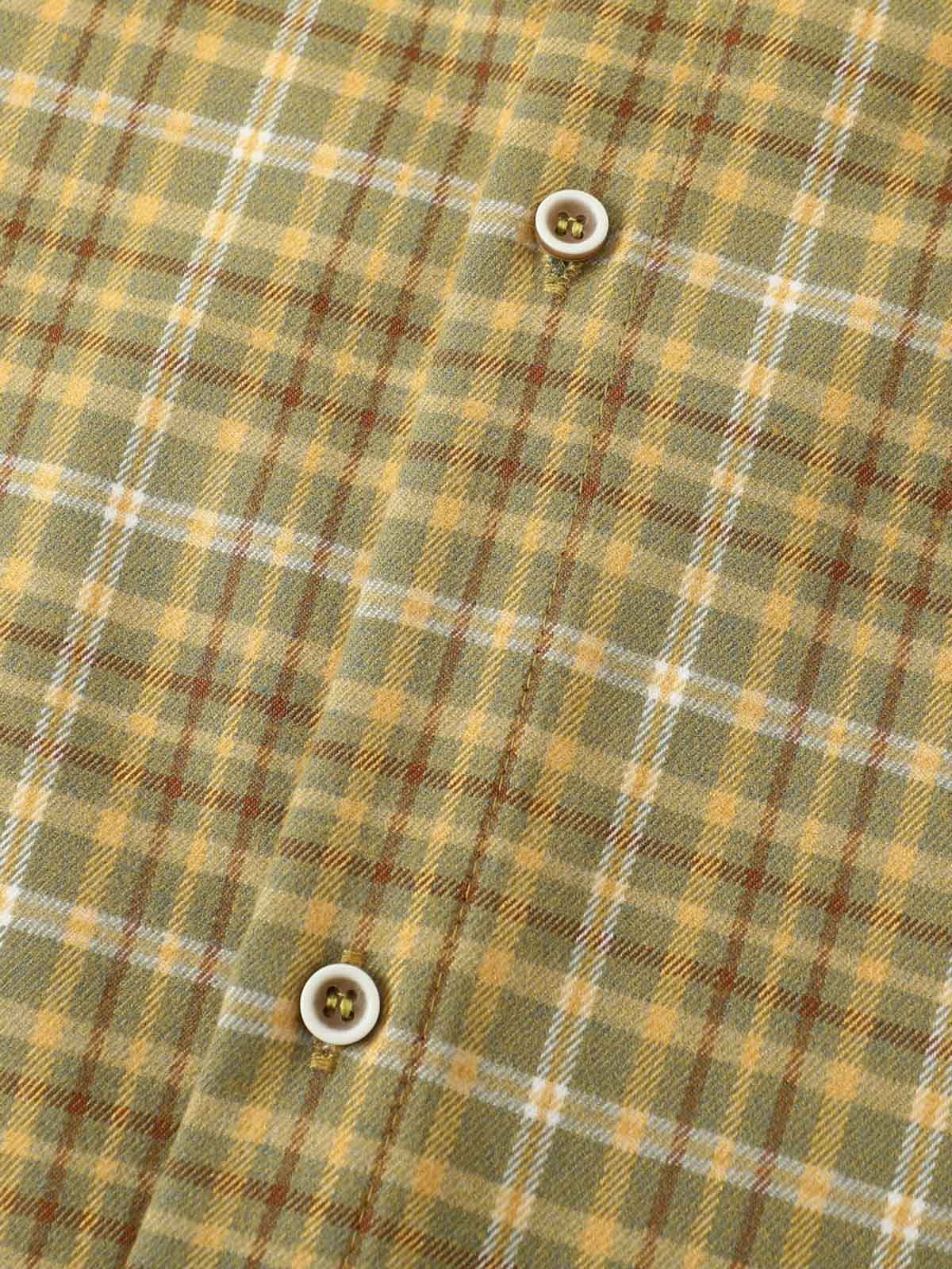 製品画像
「レトロなアメカジスタイルのチェック柄長袖シャツ全体の展示図。クラシックなチェック柄デザインとリラックス感のある着心地を提供するアイテム。アースカラーを取り入れたカラーリングが多様なボトムスとの相性抜群で、日常的なカジュアルスタイルに最適。」
詳細画像
「胸元のパッチポケットとチェック柄のディテール特写。ウォッシュ加工により、自然なヴィンテージ感を表現したデザインが特徴的。しっかりとした中厚生地が、着心地と耐久性を両立させています。」