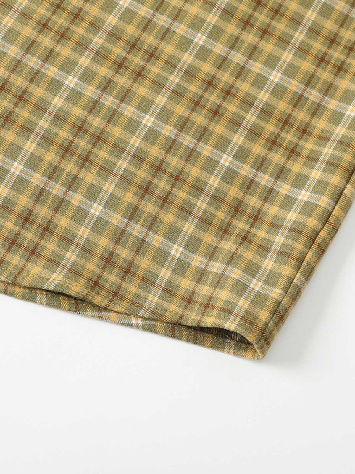 製品画像
「レトロなアメカジスタイルのチェック柄長袖シャツ全体の展示図。クラシックなチェック柄デザインとリラックス感のある着心地を提供するアイテム。アースカラーを取り入れたカラーリングが多様なボトムスとの相性抜群で、日常的なカジュアルスタイルに最適。」
詳細画像
「胸元のパッチポケットとチェック柄のディテール特写。ウォッシュ加工により、自然なヴィンテージ感を表現したデザインが特徴的。しっかりとした中厚生地が、着心地と耐久性を両立させています。」