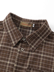製品画像
「レトロなアメカジスタイルのチェック柄長袖シャツ全体の展示図。クラシックなチェック柄デザインとリラックス感のある着心地を提供するアイテム。アースカラーを取り入れたカラーリングが多様なボトムスとの相性抜群で、日常的なカジュアルスタイルに最適。」
詳細画像
「胸元のパッチポケットとチェック柄のディテール特写。ウォッシュ加工により、自然なヴィンテージ感を表現したデザインが特徴的。しっかりとした中厚生地が、着心地と耐久性を両立させています。」