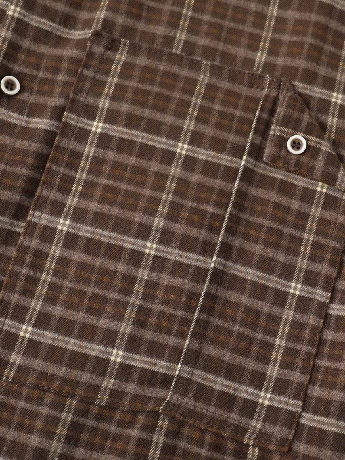 製品画像
「レトロなアメカジスタイルのチェック柄長袖シャツ全体の展示図。クラシックなチェック柄デザインとリラックス感のある着心地を提供するアイテム。アースカラーを取り入れたカラーリングが多様なボトムスとの相性抜群で、日常的なカジュアルスタイルに最適。」
詳細画像
「胸元のパッチポケットとチェック柄のディテール特写。ウォッシュ加工により、自然なヴィンテージ感を表現したデザインが特徴的。しっかりとした中厚生地が、着心地と耐久性を両立させています。」