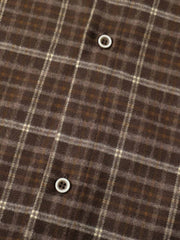 製品画像
「レトロなアメカジスタイルのチェック柄長袖シャツ全体の展示図。クラシックなチェック柄デザインとリラックス感のある着心地を提供するアイテム。アースカラーを取り入れたカラーリングが多様なボトムスとの相性抜群で、日常的なカジュアルスタイルに最適。」
詳細画像
「胸元のパッチポケットとチェック柄のディテール特写。ウォッシュ加工により、自然なヴィンテージ感を表現したデザインが特徴的。しっかりとした中厚生地が、着心地と耐久性を両立させています。」