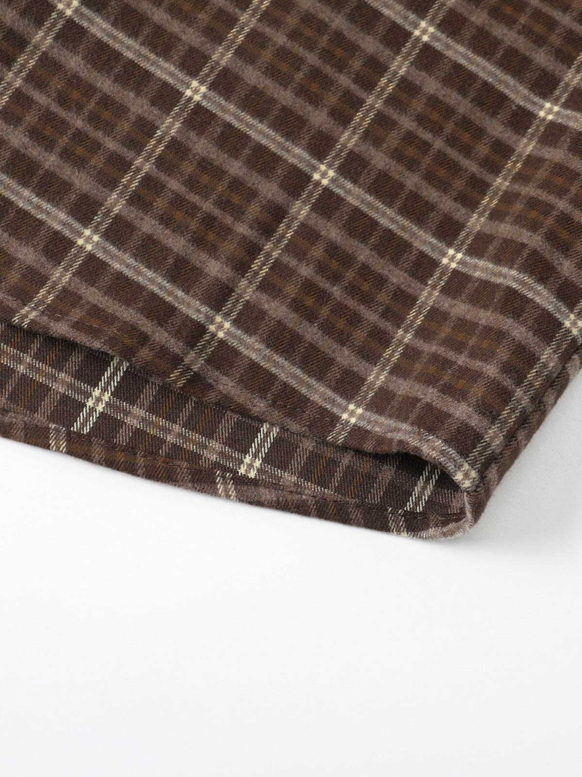 製品画像
「レトロなアメカジスタイルのチェック柄長袖シャツ全体の展示図。クラシックなチェック柄デザインとリラックス感のある着心地を提供するアイテム。アースカラーを取り入れたカラーリングが多様なボトムスとの相性抜群で、日常的なカジュアルスタイルに最適。」
詳細画像
「胸元のパッチポケットとチェック柄のディテール特写。ウォッシュ加工により、自然なヴィンテージ感を表現したデザインが特徴的。しっかりとした中厚生地が、着心地と耐久性を両立させています。」