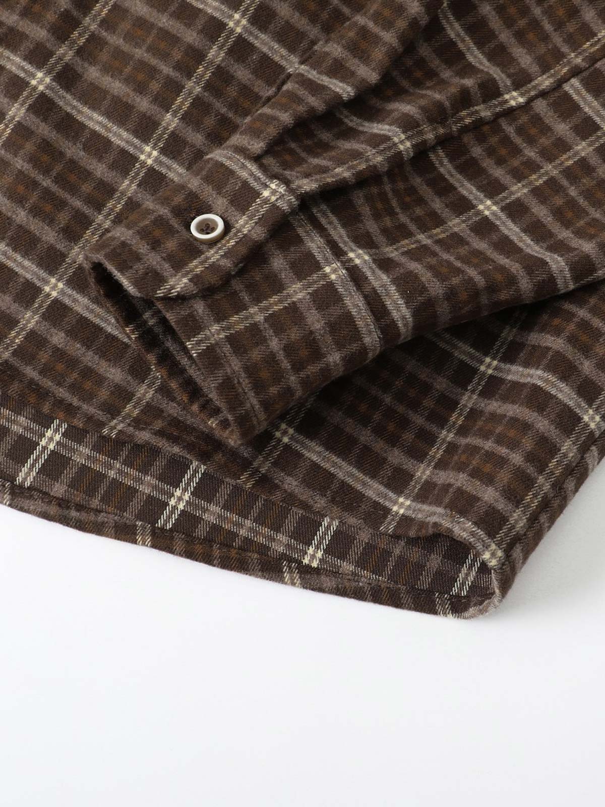 製品画像
「レトロなアメカジスタイルのチェック柄長袖シャツ全体の展示図。クラシックなチェック柄デザインとリラックス感のある着心地を提供するアイテム。アースカラーを取り入れたカラーリングが多様なボトムスとの相性抜群で、日常的なカジュアルスタイルに最適。」
詳細画像
「胸元のパッチポケットとチェック柄のディテール特写。ウォッシュ加工により、自然なヴィンテージ感を表現したデザインが特徴的。しっかりとした中厚生地が、着心地と耐久性を両立させています。」