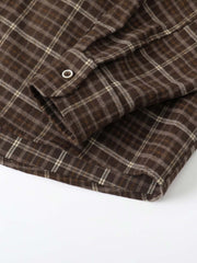 製品画像
「レトロなアメカジスタイルのチェック柄長袖シャツ全体の展示図。クラシックなチェック柄デザインとリラックス感のある着心地を提供するアイテム。アースカラーを取り入れたカラーリングが多様なボトムスとの相性抜群で、日常的なカジュアルスタイルに最適。」
詳細画像
「胸元のパッチポケットとチェック柄のディテール特写。ウォッシュ加工により、自然なヴィンテージ感を表現したデザインが特徴的。しっかりとした中厚生地が、着心地と耐久性を両立させています。」