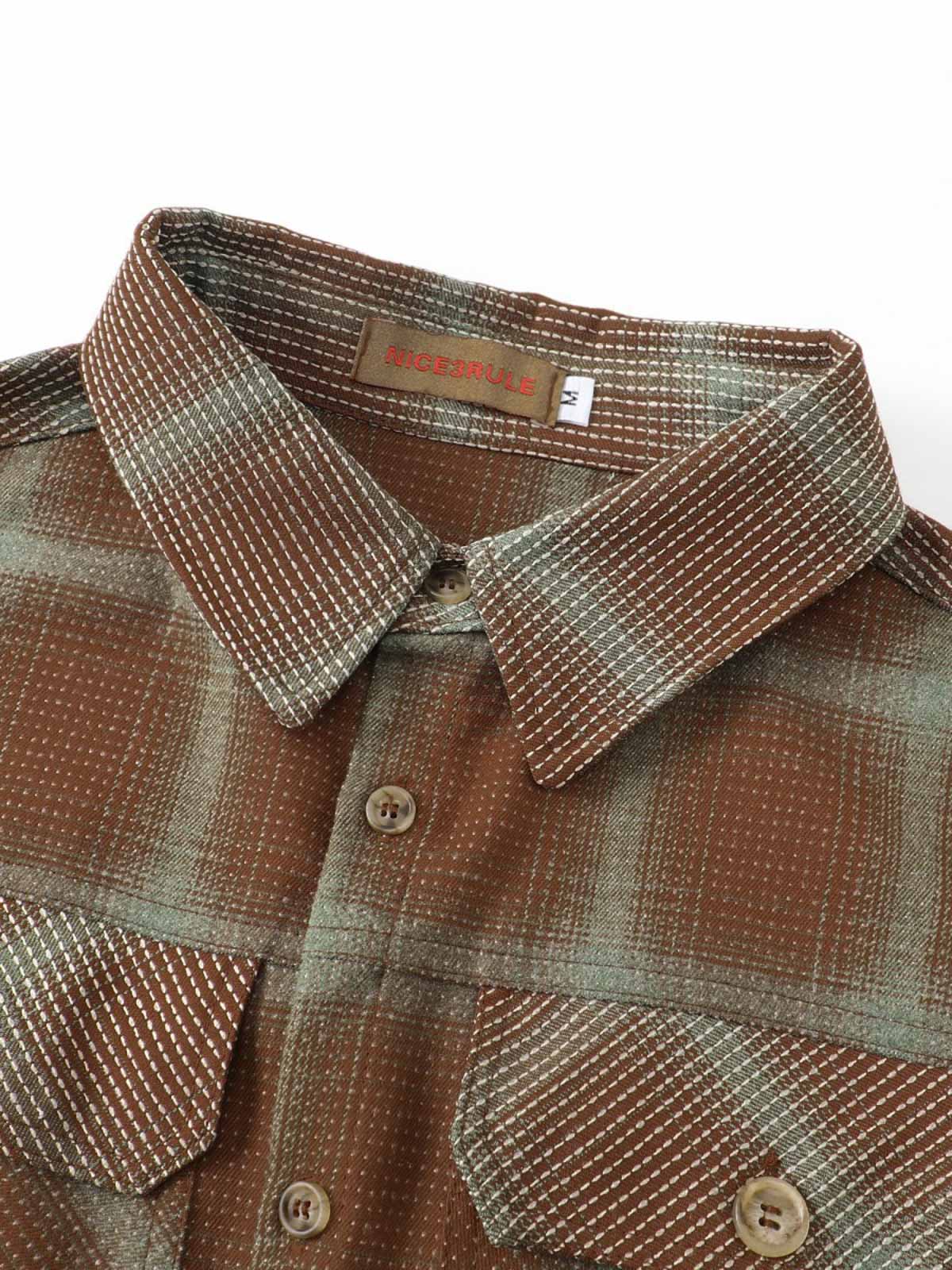 製品画像:
「バイカラー パッチワーク チェックパターン 長袖シャツの正面全体展示図。クラシックなチェックパターンをベースに、ヴィンテージ感漂うバイカラーパッチワークデザインを採用。耐久性の高いコットン素材で、カジュアルから通勤まで幅広く活躍するアイテム。」
詳細画像:
「バイカラー パッチワーク チェックパターン 長袖シャツのディテール。胸元に配置された実用的なポケットと、チェック柄を組み合わせたパッチワークデザインをクローズアップ。視覚的なレイヤード感と高品質なコットン素材が魅力。」