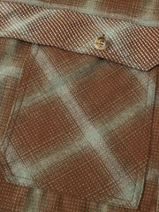 製品画像:
「バイカラー パッチワーク チェックパターン 長袖シャツの正面全体展示図。クラシックなチェックパターンをベースに、ヴィンテージ感漂うバイカラーパッチワークデザインを採用。耐久性の高いコットン素材で、カジュアルから通勤まで幅広く活躍するアイテム。」
詳細画像:
「バイカラー パッチワーク チェックパターン 長袖シャツのディテール。胸元に配置された実用的なポケットと、チェック柄を組み合わせたパッチワークデザインをクローズアップ。視覚的なレイヤード感と高品質なコットン素材が魅力。」