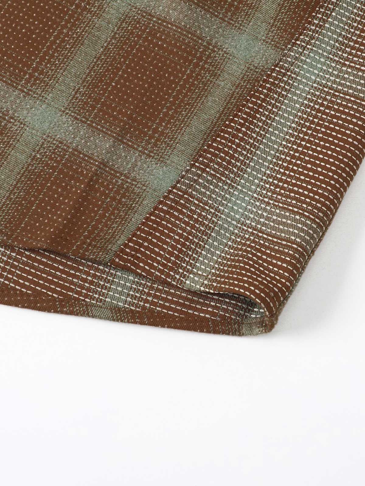 製品画像:
「バイカラー パッチワーク チェックパターン 長袖シャツの正面全体展示図。クラシックなチェックパターンをベースに、ヴィンテージ感漂うバイカラーパッチワークデザインを採用。耐久性の高いコットン素材で、カジュアルから通勤まで幅広く活躍するアイテム。」
詳細画像:
「バイカラー パッチワーク チェックパターン 長袖シャツのディテール。胸元に配置された実用的なポケットと、チェック柄を組み合わせたパッチワークデザインをクローズアップ。視覚的なレイヤード感と高品質なコットン素材が魅力。」