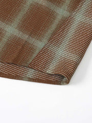 製品画像:
「バイカラー パッチワーク チェックパターン 長袖シャツの正面全体展示図。クラシックなチェックパターンをベースに、ヴィンテージ感漂うバイカラーパッチワークデザインを採用。耐久性の高いコットン素材で、カジュアルから通勤まで幅広く活躍するアイテム。」
詳細画像:
「バイカラー パッチワーク チェックパターン 長袖シャツのディテール。胸元に配置された実用的なポケットと、チェック柄を組み合わせたパッチワークデザインをクローズアップ。視覚的なレイヤード感と高品質なコットン素材が魅力。」