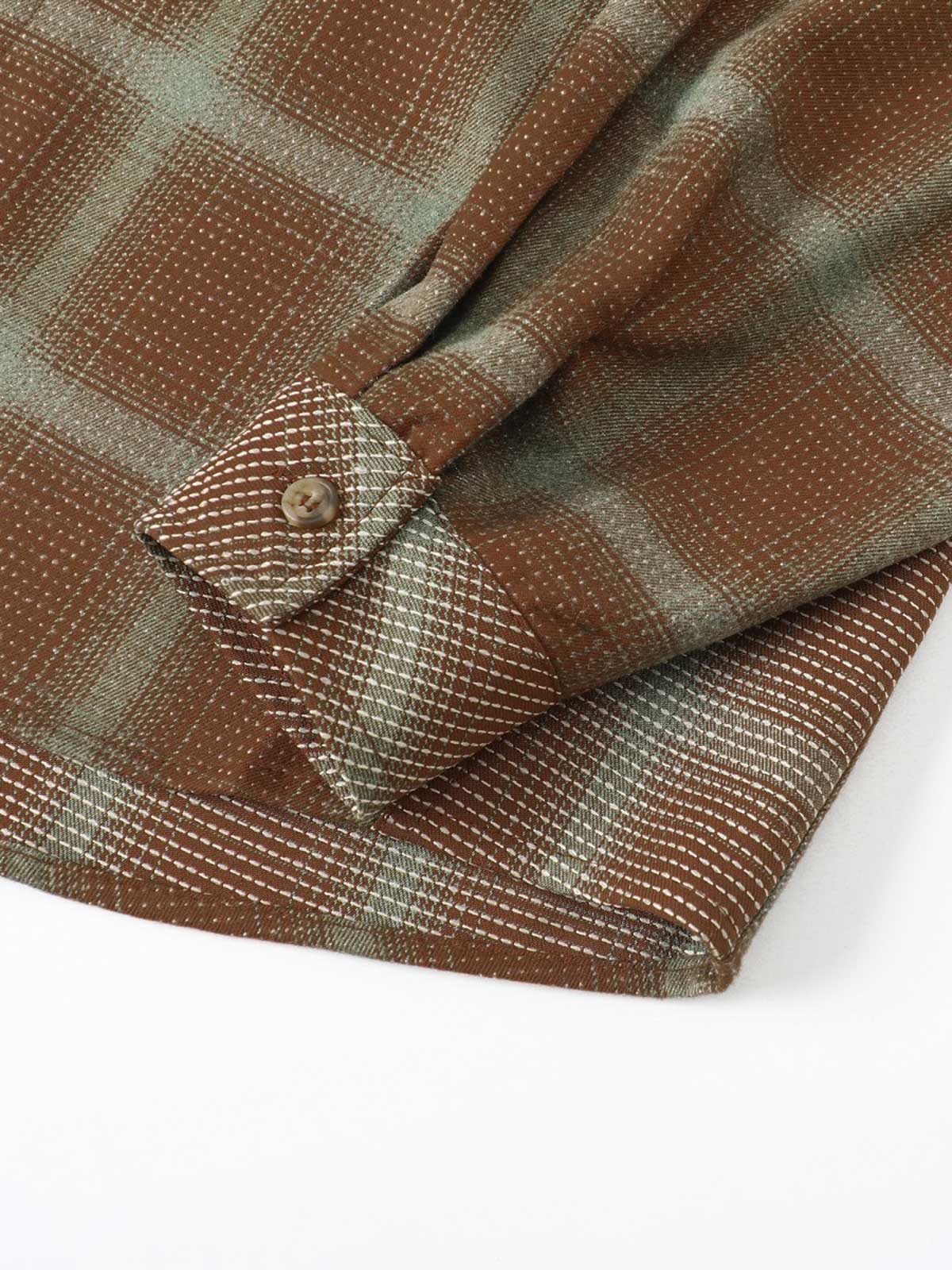 製品画像:
「バイカラー パッチワーク チェックパターン 長袖シャツの正面全体展示図。クラシックなチェックパターンをベースに、ヴィンテージ感漂うバイカラーパッチワークデザインを採用。耐久性の高いコットン素材で、カジュアルから通勤まで幅広く活躍するアイテム。」
詳細画像:
「バイカラー パッチワーク チェックパターン 長袖シャツのディテール。胸元に配置された実用的なポケットと、チェック柄を組み合わせたパッチワークデザインをクローズアップ。視覚的なレイヤード感と高品質なコットン素材が魅力。」