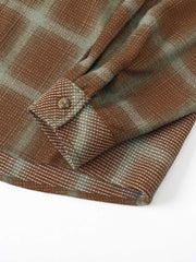 製品画像:
「バイカラー パッチワーク チェックパターン 長袖シャツの正面全体展示図。クラシックなチェックパターンをベースに、ヴィンテージ感漂うバイカラーパッチワークデザインを採用。耐久性の高いコットン素材で、カジュアルから通勤まで幅広く活躍するアイテム。」
詳細画像:
「バイカラー パッチワーク チェックパターン 長袖シャツのディテール。胸元に配置された実用的なポケットと、チェック柄を組み合わせたパッチワークデザインをクローズアップ。視覚的なレイヤード感と高品質なコットン素材が魅力。」