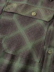 製品画像:
「バイカラー パッチワーク チェックパターン 長袖シャツの正面全体展示図。クラシックなチェックパターンをベースに、ヴィンテージ感漂うバイカラーパッチワークデザインを採用。耐久性の高いコットン素材で、カジュアルから通勤まで幅広く活躍するアイテム。」
詳細画像:
「バイカラー パッチワーク チェックパターン 長袖シャツのディテール。胸元に配置された実用的なポケットと、チェック柄を組み合わせたパッチワークデザインをクローズアップ。視覚的なレイヤード感と高品質なコットン素材が魅力。」