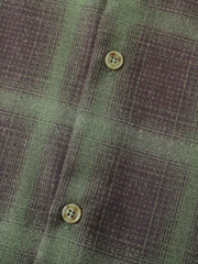 製品画像:
「バイカラー パッチワーク チェックパターン 長袖シャツの正面全体展示図。クラシックなチェックパターンをベースに、ヴィンテージ感漂うバイカラーパッチワークデザインを採用。耐久性の高いコットン素材で、カジュアルから通勤まで幅広く活躍するアイテム。」
詳細画像:
「バイカラー パッチワーク チェックパターン 長袖シャツのディテール。胸元に配置された実用的なポケットと、チェック柄を組み合わせたパッチワークデザインをクローズアップ。視覚的なレイヤード感と高品質なコットン素材が魅力。」