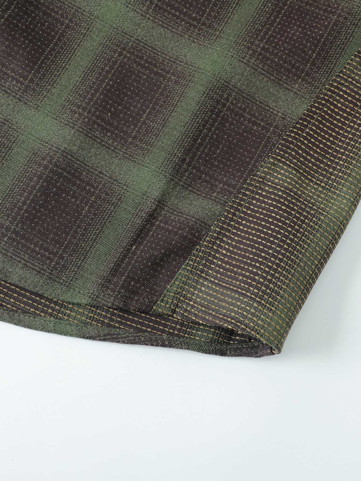 製品画像:
「バイカラー パッチワーク チェックパターン 長袖シャツの正面全体展示図。クラシックなチェックパターンをベースに、ヴィンテージ感漂うバイカラーパッチワークデザインを採用。耐久性の高いコットン素材で、カジュアルから通勤まで幅広く活躍するアイテム。」
詳細画像:
「バイカラー パッチワーク チェックパターン 長袖シャツのディテール。胸元に配置された実用的なポケットと、チェック柄を組み合わせたパッチワークデザインをクローズアップ。視覚的なレイヤード感と高品質なコットン素材が魅力。」