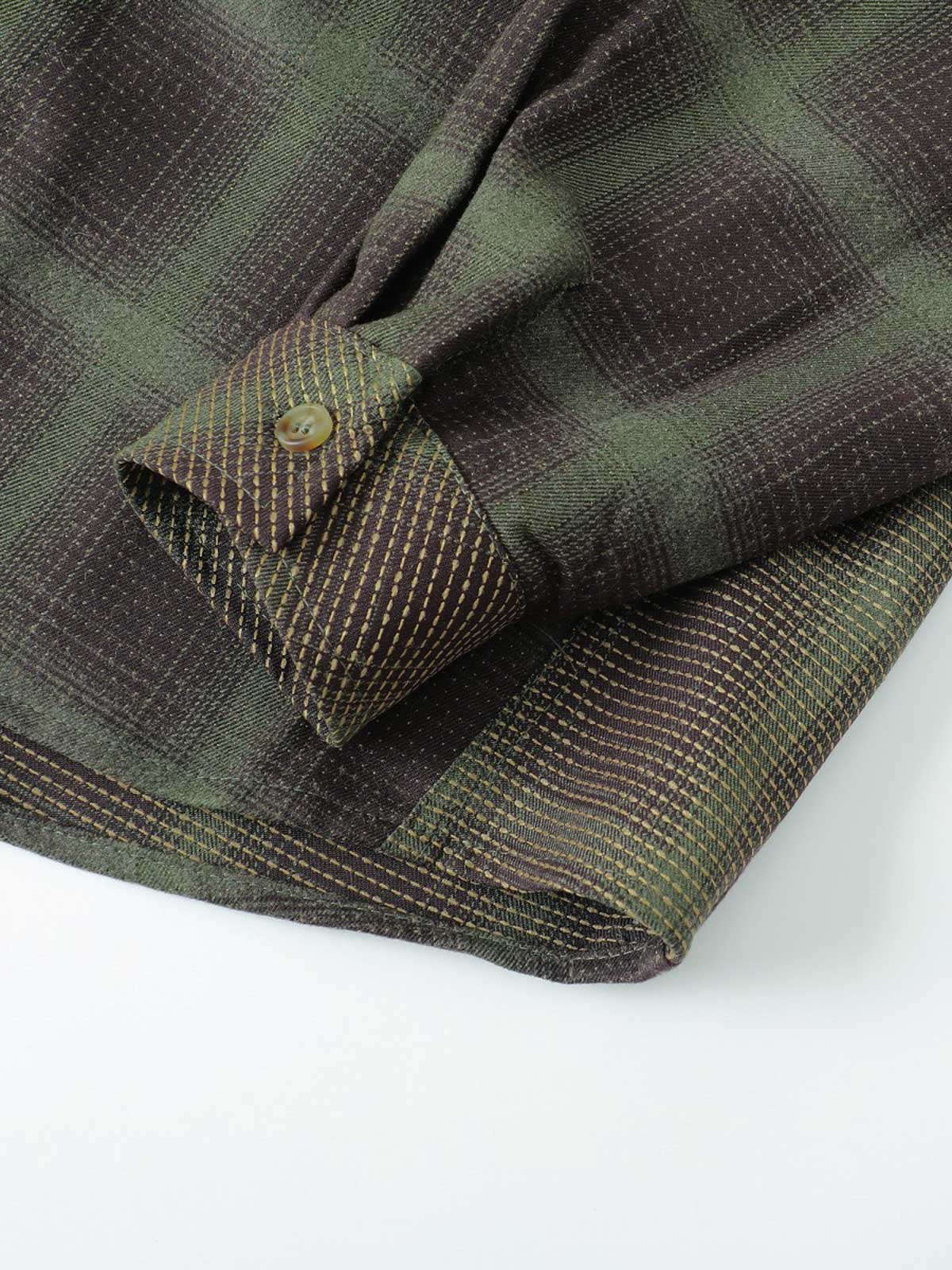 製品画像:
「バイカラー パッチワーク チェックパターン 長袖シャツの正面全体展示図。クラシックなチェックパターンをベースに、ヴィンテージ感漂うバイカラーパッチワークデザインを採用。耐久性の高いコットン素材で、カジュアルから通勤まで幅広く活躍するアイテム。」
詳細画像:
「バイカラー パッチワーク チェックパターン 長袖シャツのディテール。胸元に配置された実用的なポケットと、チェック柄を組み合わせたパッチワークデザインをクローズアップ。視覚的なレイヤード感と高品質なコットン素材が魅力。」