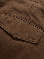 製品画像
ウォッシュドクラッシュ加工カーゴパンツ、ヴィンテージ感のあるクラッシュデザイン、精緻な水洗い加工で柔らかな生地感、カジュアルでストリート感を強調、実用的な大きなポケットがアクセント
詳細画像
ウォッシュドクラッシュ加工によるヴィンテージスタイル、柔らかなコットン生地、シンプルなストレートカットシルエット、大きなポケットが特徴的で実用性が高い、リラックスしたカジュアルスタイルに最適