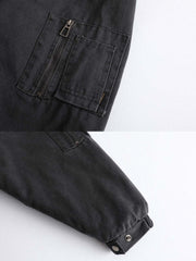 製品画像
"ストーンウォッシュ フライトジャケット 中綿ジャケット、レトロなフライトジャケットシルエット、ストーンウォッシュ加工でヴィンテージ感を演出、ラムスキン内側で秋冬に最適な温かさを提供"
詳細画像
"独自のストーンウォッシュ加工が施されたフライトジャケット中綿ジャケット、ダブルジップデザインで着心地調整可能、スナップボタン付き袖口とラムスキン内側が温かさを強化"