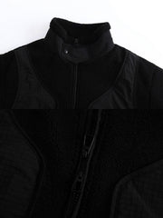 製品画像
"ラムスキン カラーブロック ハイネック 中綿ジャケット、フェイクレイヤーデザインを採用したダブルジップデザイン、軽量で暖かく、視覚的に重ね着感を演出しながら実用性を兼ね備えたジャケット"
詳細画像
"ラムスキンカラーブロックジャケット、ダブルジップとハイネックデザインで暖かさとスタイリッシュさを両立、フェイクレイヤーデザインと大容量ポケットで機能性を高めた精緻なディテール"