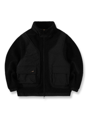 製品画像
"ラムスキン カラーブロック ハイネック 中綿ジャケット、フェイクレイヤーデザインを採用したダブルジップデザイン、軽量で暖かく、視覚的に重ね着感を演出しながら実用性を兼ね備えたジャケット"
詳細画像
"ラムスキンカラーブロックジャケット、ダブルジップとハイネックデザインで暖かさとスタイリッシュさを両立、フェイクレイヤーデザインと大容量ポケットで機能性を高めた精緻なディテール"