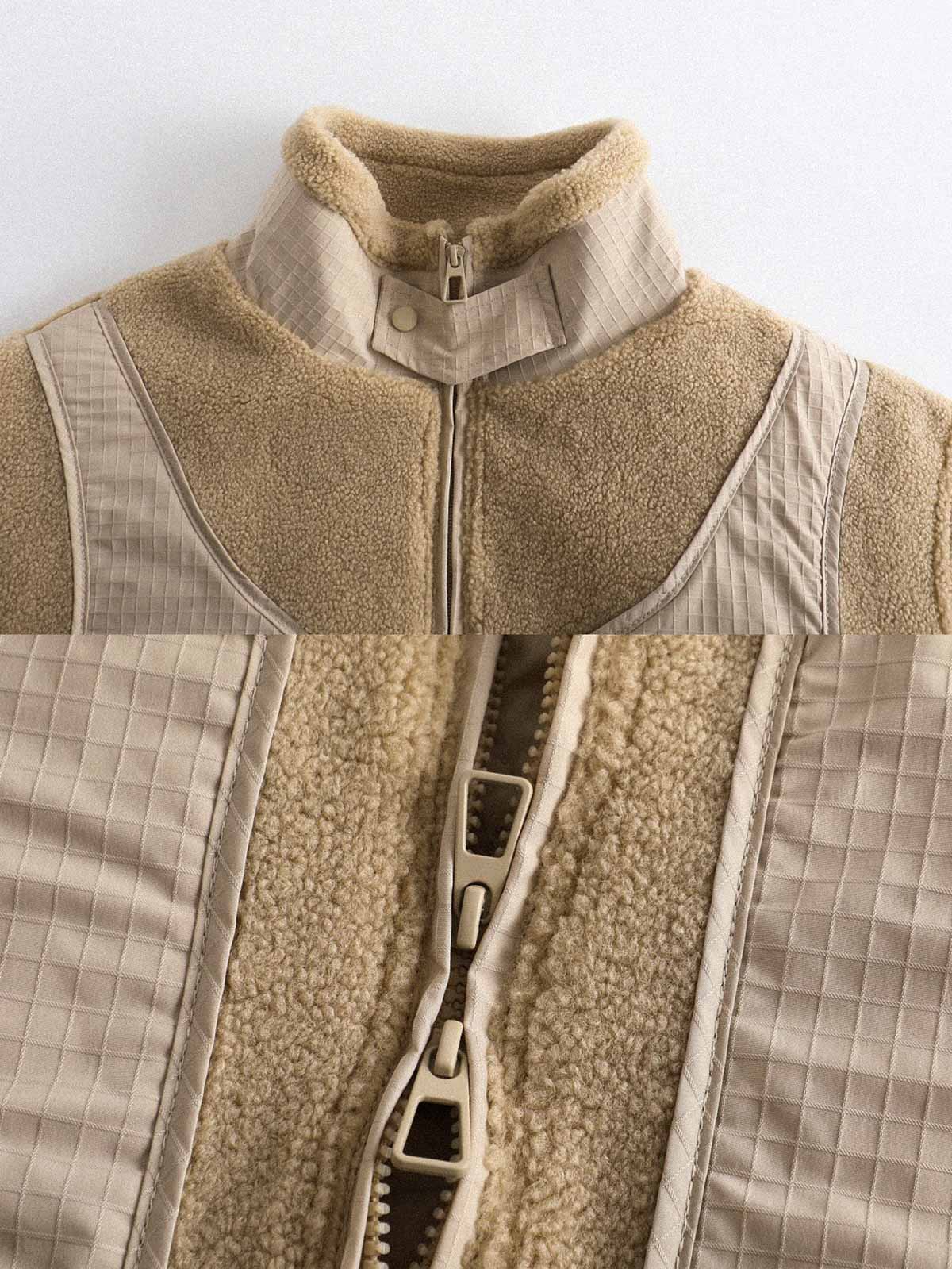 製品画像
"ラムスキン カラーブロック ハイネック 中綿ジャケット、フェイクレイヤーデザインを採用したダブルジップデザイン、軽量で暖かく、視覚的に重ね着感を演出しながら実用性を兼ね備えたジャケット"
詳細画像
"ラムスキンカラーブロックジャケット、ダブルジップとハイネックデザインで暖かさとスタイリッシュさを両立、フェイクレイヤーデザインと大容量ポケットで機能性を高めた精緻なディテール"