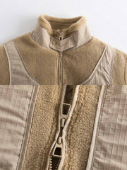 製品画像
"ラムスキン カラーブロック ハイネック 中綿ジャケット、フェイクレイヤーデザインを採用したダブルジップデザイン、軽量で暖かく、視覚的に重ね着感を演出しながら実用性を兼ね備えたジャケット"
詳細画像
"ラムスキンカラーブロックジャケット、ダブルジップとハイネックデザインで暖かさとスタイリッシュさを両立、フェイクレイヤーデザインと大容量ポケットで機能性を高めた精緻なディテール"