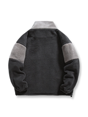 製品画像:
カラーブロックラムスキンボアジャケット、ダークグレーとライトグレーの色合いが組み合わさったカラーブロックデザイン、ラムスキンボアの柔らかな触感と温かさを提供、冬に最適な保温性を備えたスタイリッシュなジャケット
詳細画像:
胸元の刺繍入りロゴ、ハイネックデザインで風を防ぎ、フルジップ仕様で着脱簡単、滑らかなポリエステルライニングとリブデザインの袖口と裾がフィット感と防風性を提供