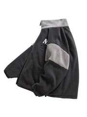 製品画像:
カラーブロックラムスキンボアジャケット、ダークグレーとライトグレーの色合いが組み合わさったカラーブロックデザイン、ラムスキンボアの柔らかな触感と温かさを提供、冬に最適な保温性を備えたスタイリッシュなジャケット
詳細画像:
胸元の刺繍入りロゴ、ハイネックデザインで風を防ぎ、フルジップ仕様で着脱簡単、滑らかなポリエステルライニングとリブデザインの袖口と裾がフィット感と防風性を提供