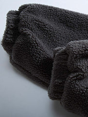 製品画像:
カラーブロックラムスキンボアジャケット、ダークグレーとライトグレーの色合いが組み合わさったカラーブロックデザイン、ラムスキンボアの柔らかな触感と温かさを提供、冬に最適な保温性を備えたスタイリッシュなジャケット
詳細画像:
胸元の刺繍入りロゴ、ハイネックデザインで風を防ぎ、フルジップ仕様で着脱簡単、滑らかなポリエステルライニングとリブデザインの袖口と裾がフィット感と防風性を提供